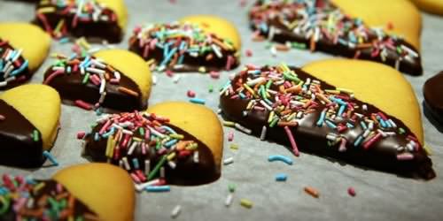 Ricetta biscottini con glassa di cioccolato