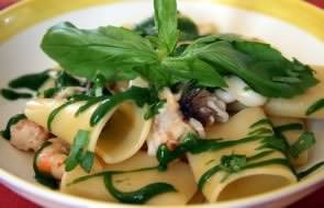 Ricetta paccheri ragù mare alla salsa di basilico, prezzemolo e spinaci