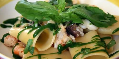 Ricetta paccheri ragù mare alla salsa di basilico, prezzemolo e spinaci