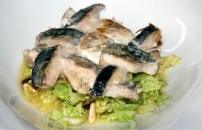 Millefoglie di maccarello con verza e salsa cacio e pepe