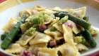 Raviolini di magro agli asparagi, piselli e verza con pancetta croccante