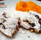 Crostata soffice di albicocche e pesche con granella di pistacchi