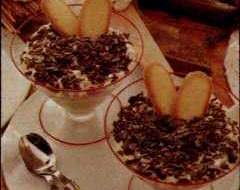 Mousse ai due cioccolati con lingue di gatto
