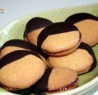 Biscotti glassati al cioccolato ripieni alla marmellata di melograno