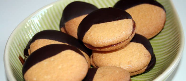 Biscotti glassati al cioccolato ripieni alla marmellata di melograno