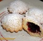 Dolcetti di pastafrolla ripieni di marmellata alle prugnole selvatiche