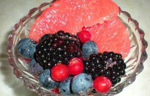 Frutti di bosco con pompelmo rosa