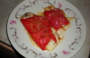 Involtini di peperoni rossi con mozzarella ed acciughe