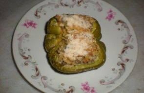 Peperoni verdi sfiziosi ripieni di riso, capperi, acciughe e tonno