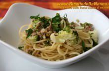 Spaghetti al tonno con fiori di zucca e broccoli