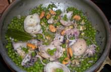 Seppie con piselli, cozze e vongole al vino rosè