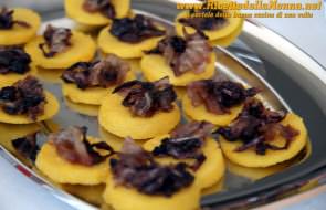 Medaglioni di polenta con radicchio caramellato