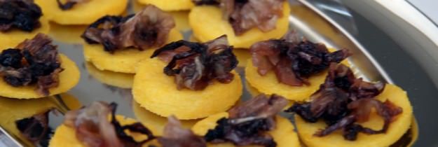 Medaglioni di polenta con radicchio caramellato