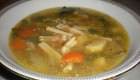 Minestra invernale con verdure, lenticchie, orzo e caserecce