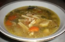Minestra invernale con verdure, lenticchie, orzo e caserecce