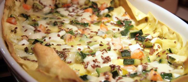 Lasagna gamberi, zucchine, mozzarella di bufala e pesto con granella di semi di lino