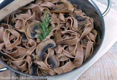 Tagliatelle di castagne ai funghi porcini castagne funghi tagliatelle