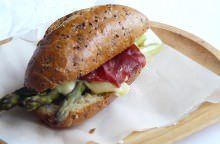 Panino con asparagi, bresaola e scamorza fresca