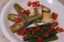 Bocconcini di nasello,asparagi e carciofi