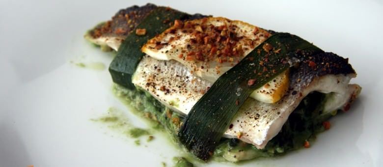Spigola farcita con spinaci, gamberi e mandorle