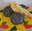 Crocchette alla farina di ceci, crema di peperone giallo e cialda di hummus