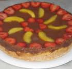 Torta di crema, cioccolato, pesche e fragole