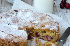 Torta morbida con ciliegie
