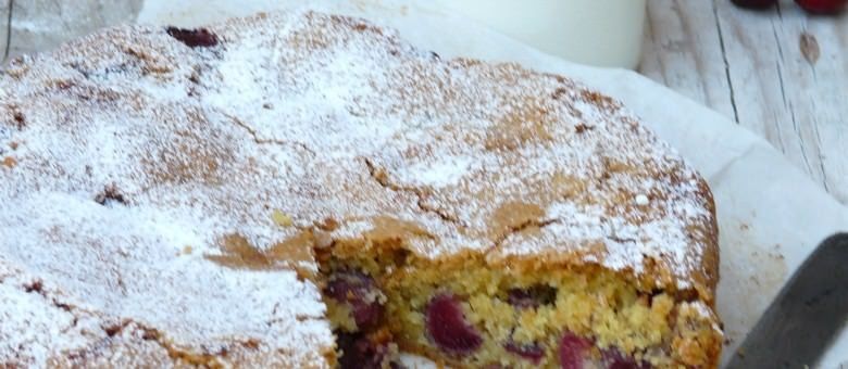 Torta morbida con ciliegie