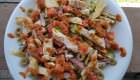 Insalata di pollo e verdure grigliate con pesto di pomodori secchi