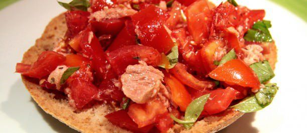 Ricetta freselle pomodoro, basilico e tonno