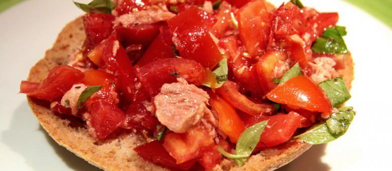 Freselle integrali pomodoro, basilico e tonno