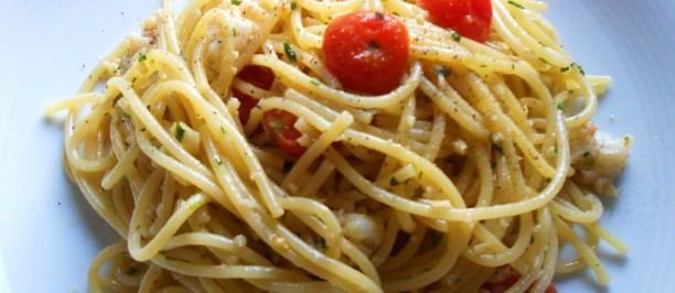 spaghetti agli scampi e granella di mandorle