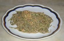 Spaghetti di grano saraceno con pesto alle noci e ricotta salata