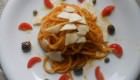 Spaghetti invernali al pomodoro, olive e capperi