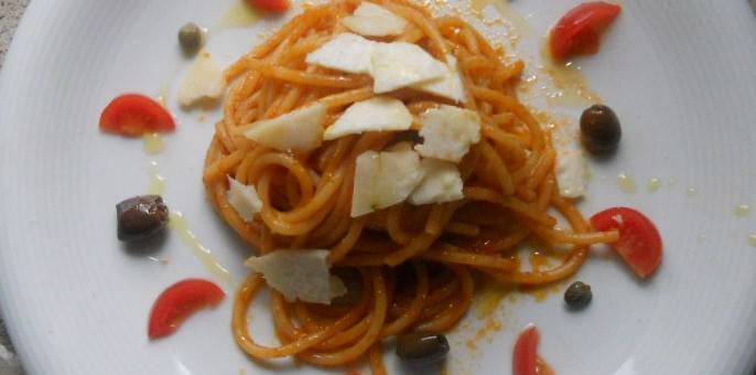 Spaghetti invernali al pomodoro, olive e capperi