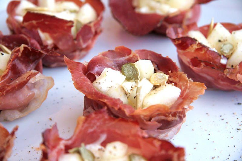 Cestini di prosciutto croccanti ripieni allo stracchino e pere