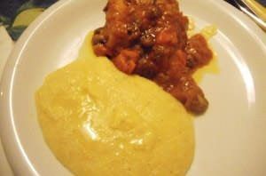 Coniglio in umido e polenta