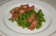 Bocconcini di salsiccia alla paprika con piselli