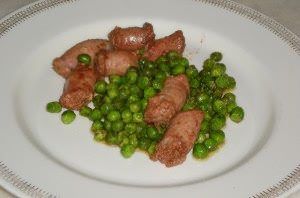 Bocconcini di salsiccia alla paprika con piselli
