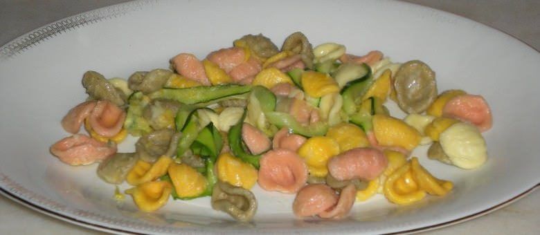 Orecchiette tricolori con nastri di zucchine