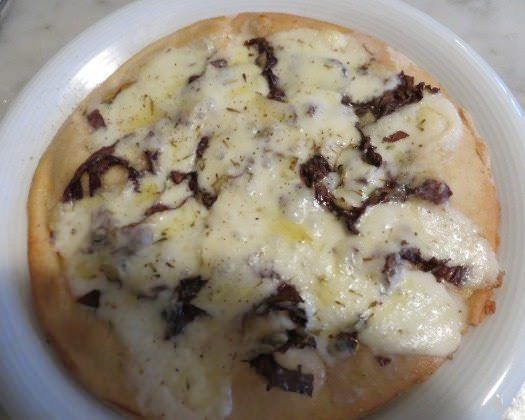 pizza bianca con radicchi trevigiano, scamorza e mozzarella di bufala