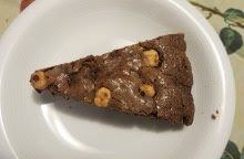 Torta al cioccolato, nocciole e pere
