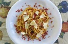 Spaghetti ai porri, speck croccante e pecorino