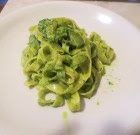 Tagliatelle con pesto leggero e zucchine trifolate