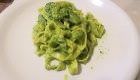 Tagliatelle con pesto leggero e zucchine trifolate