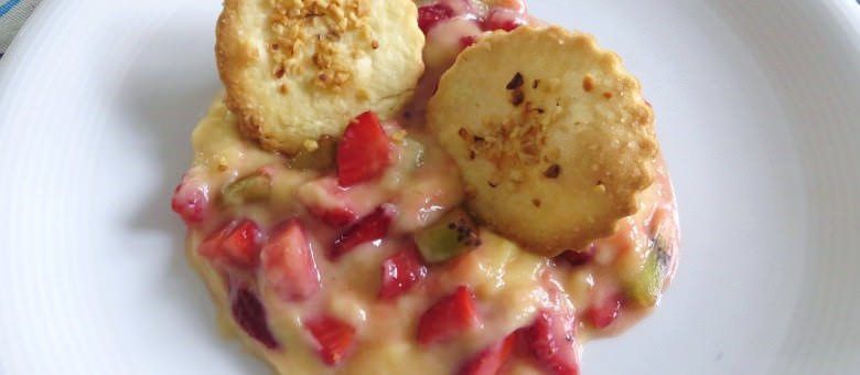 Zuppetta di crema e frutta con frollini all’olio e nocciole