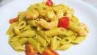 Mezze penne con gamberi e salsa di fiori di zucca