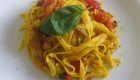 Tagliatelle allo zafferano, pollo e guanciale
