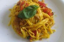 Tagliatelle allo zafferano, pollo e guanciale