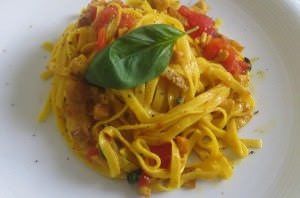 Tagliatelle allo zafferano, pollo e guanciale